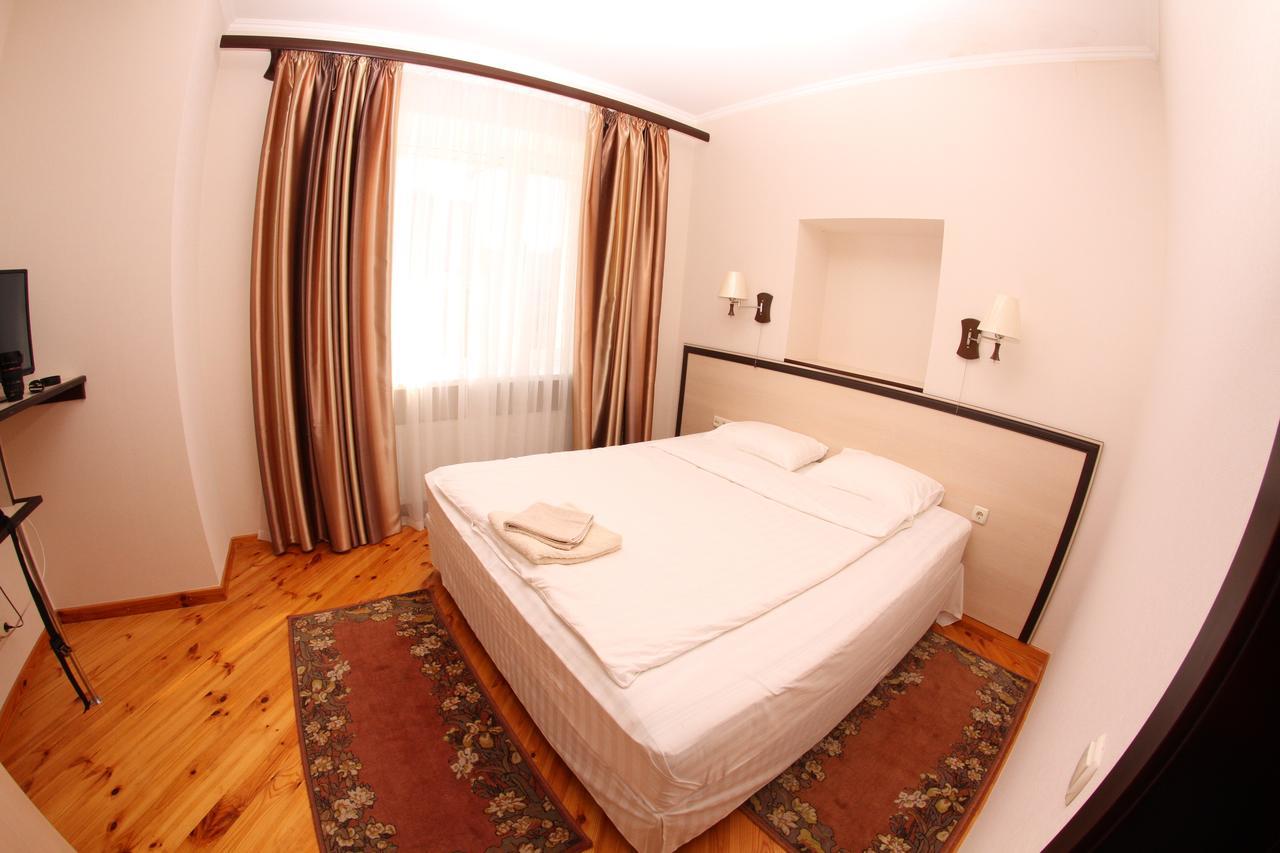 Uyut Hotel Chernihiv Ngoại thất bức ảnh