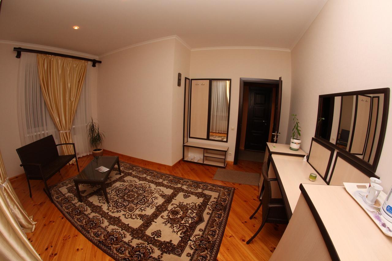 Uyut Hotel Chernihiv Ngoại thất bức ảnh