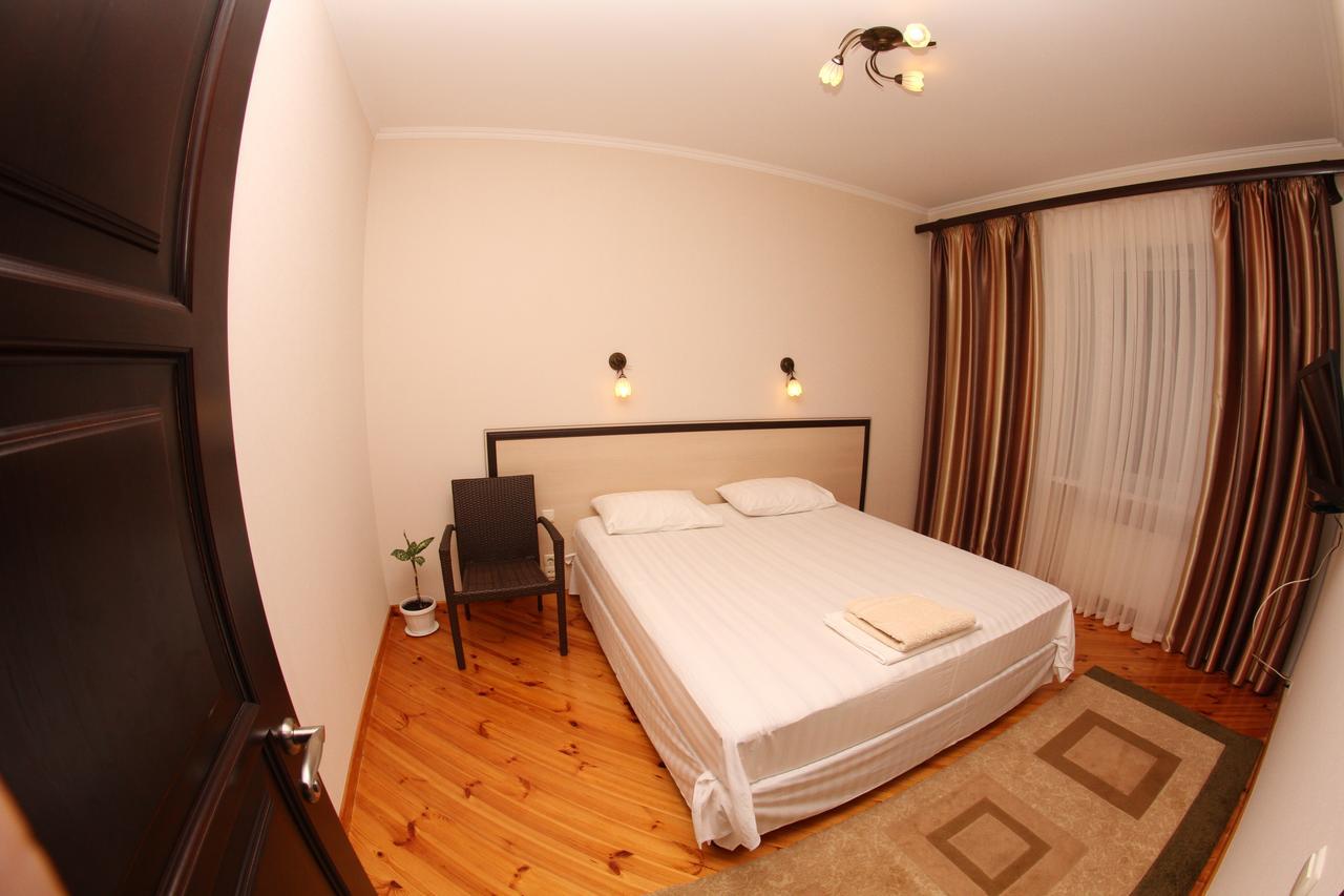 Uyut Hotel Chernihiv Ngoại thất bức ảnh