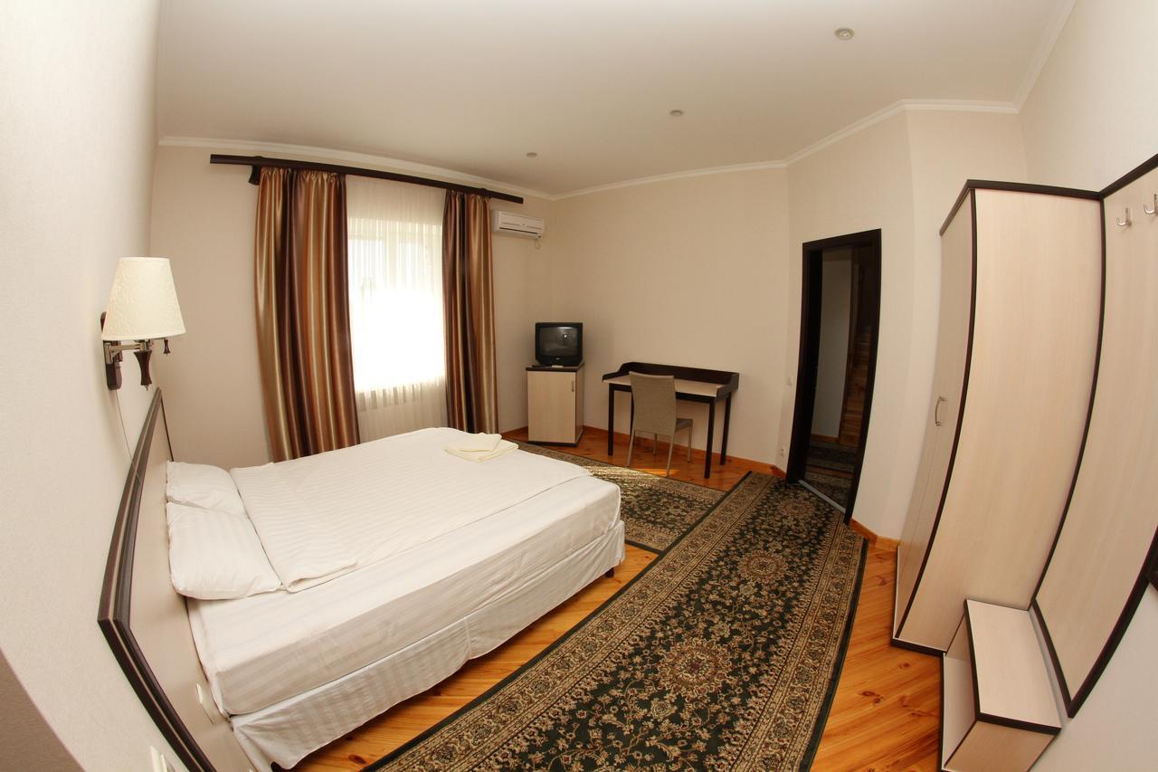 Uyut Hotel Chernihiv Ngoại thất bức ảnh