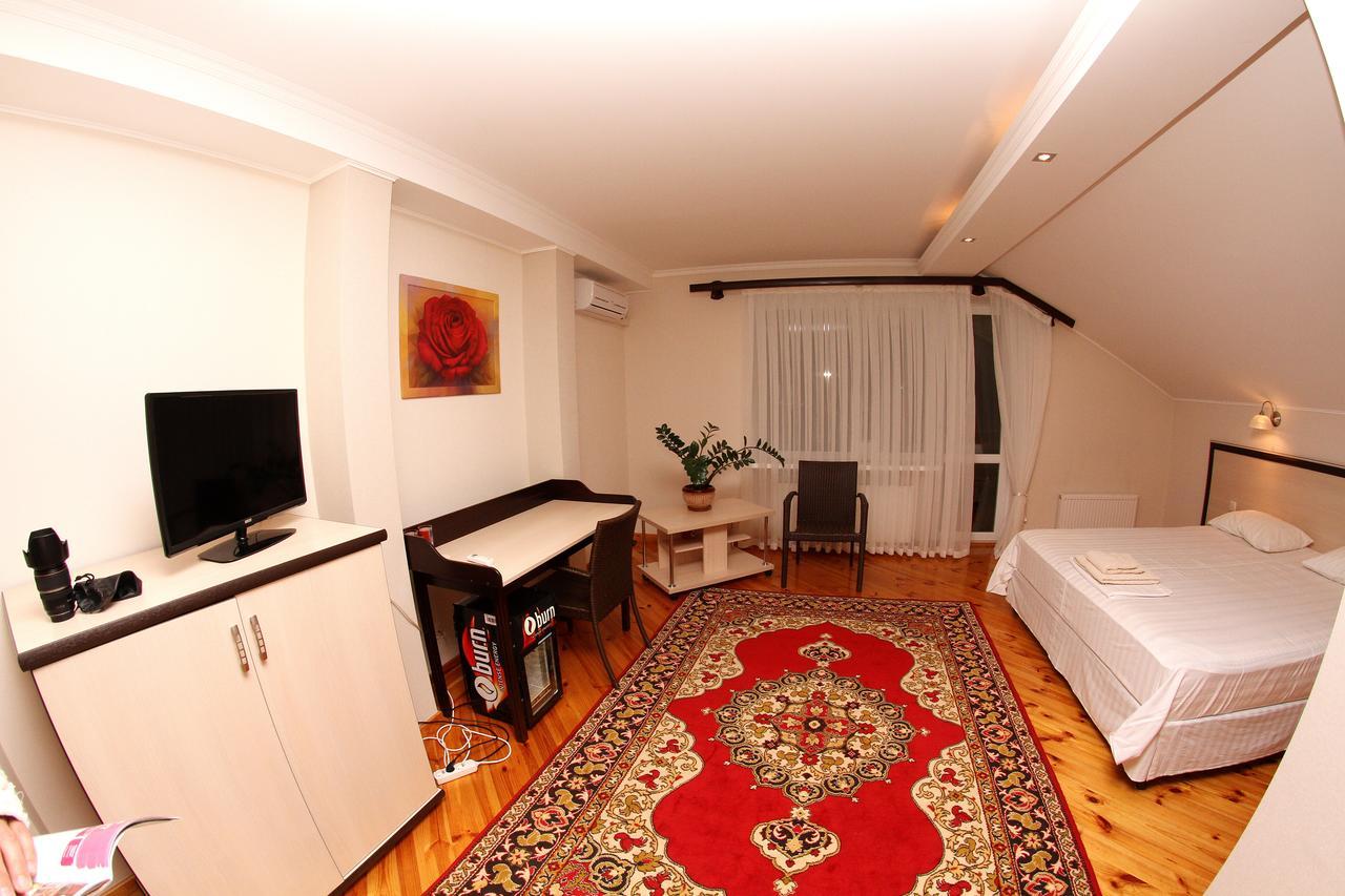 Uyut Hotel Chernihiv Ngoại thất bức ảnh