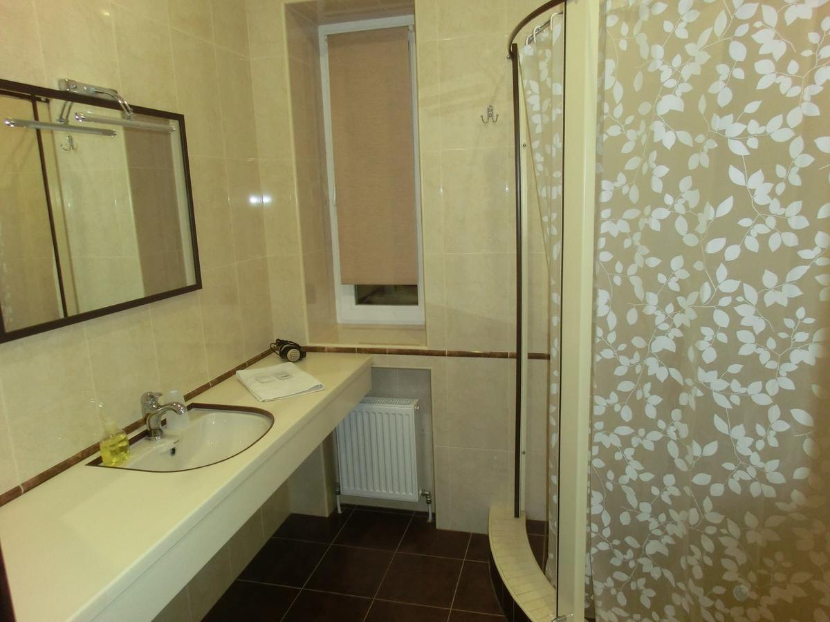 Uyut Hotel Chernihiv Ngoại thất bức ảnh