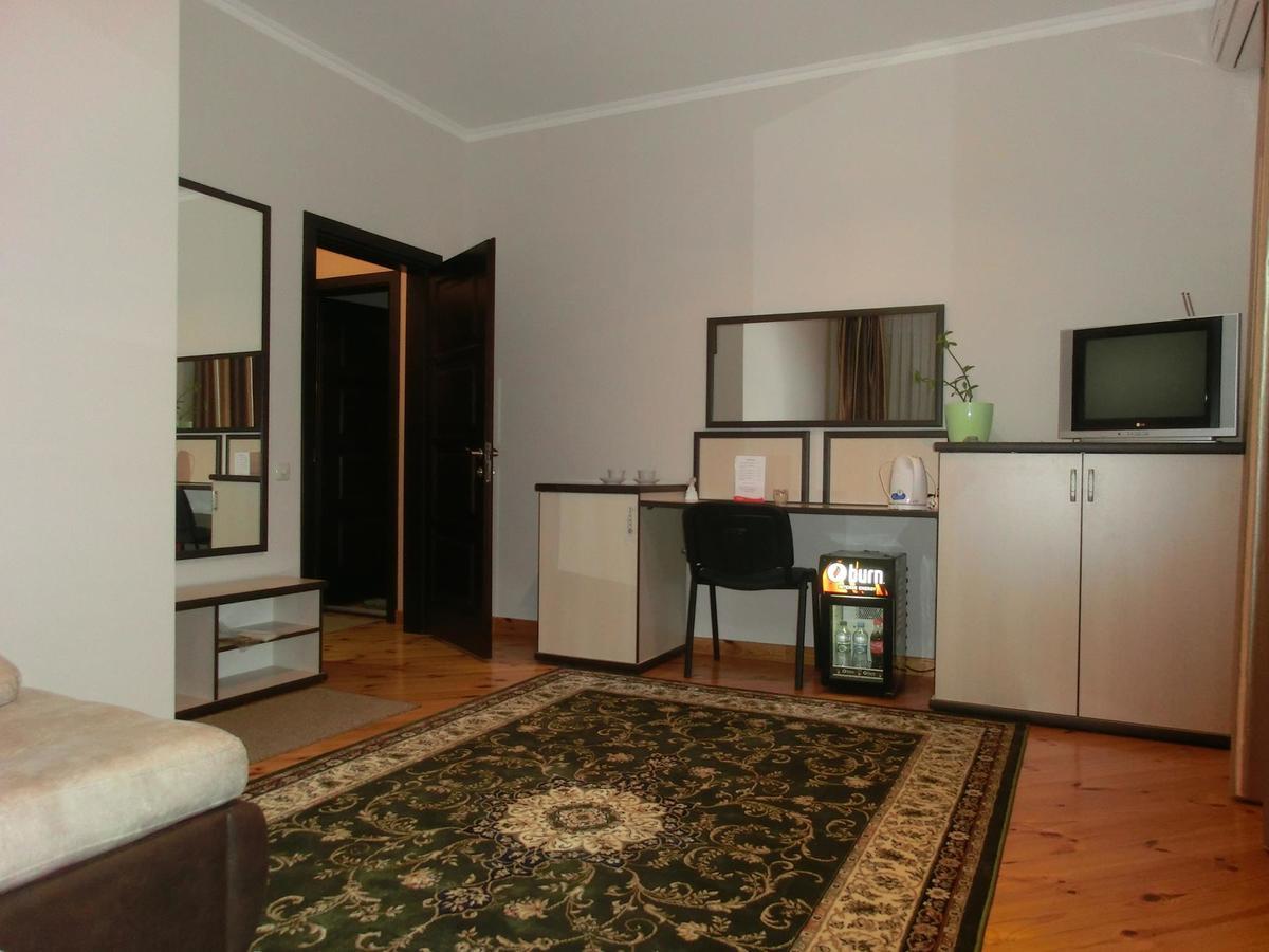 Uyut Hotel Chernihiv Ngoại thất bức ảnh