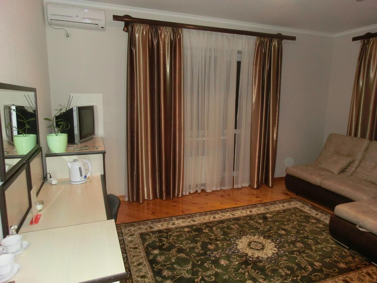 Uyut Hotel Chernihiv Ngoại thất bức ảnh